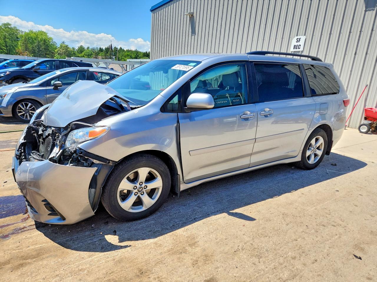 2018 Toyota Sienna LE, VIN 5TDKZ3DC3JS914116 — Front end