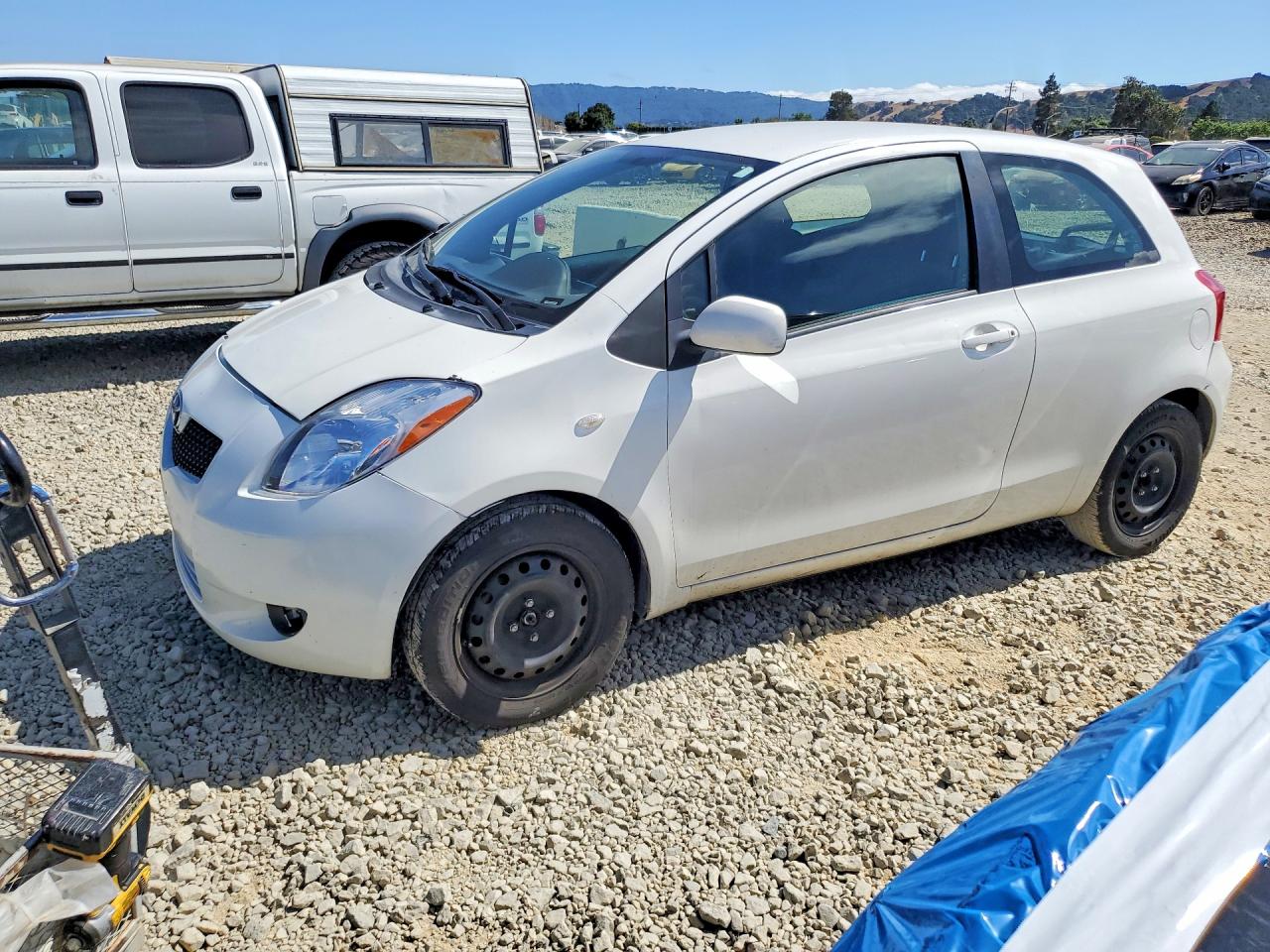 2008 Toyota Yaris, VIN JTDJT923185214243 — Side