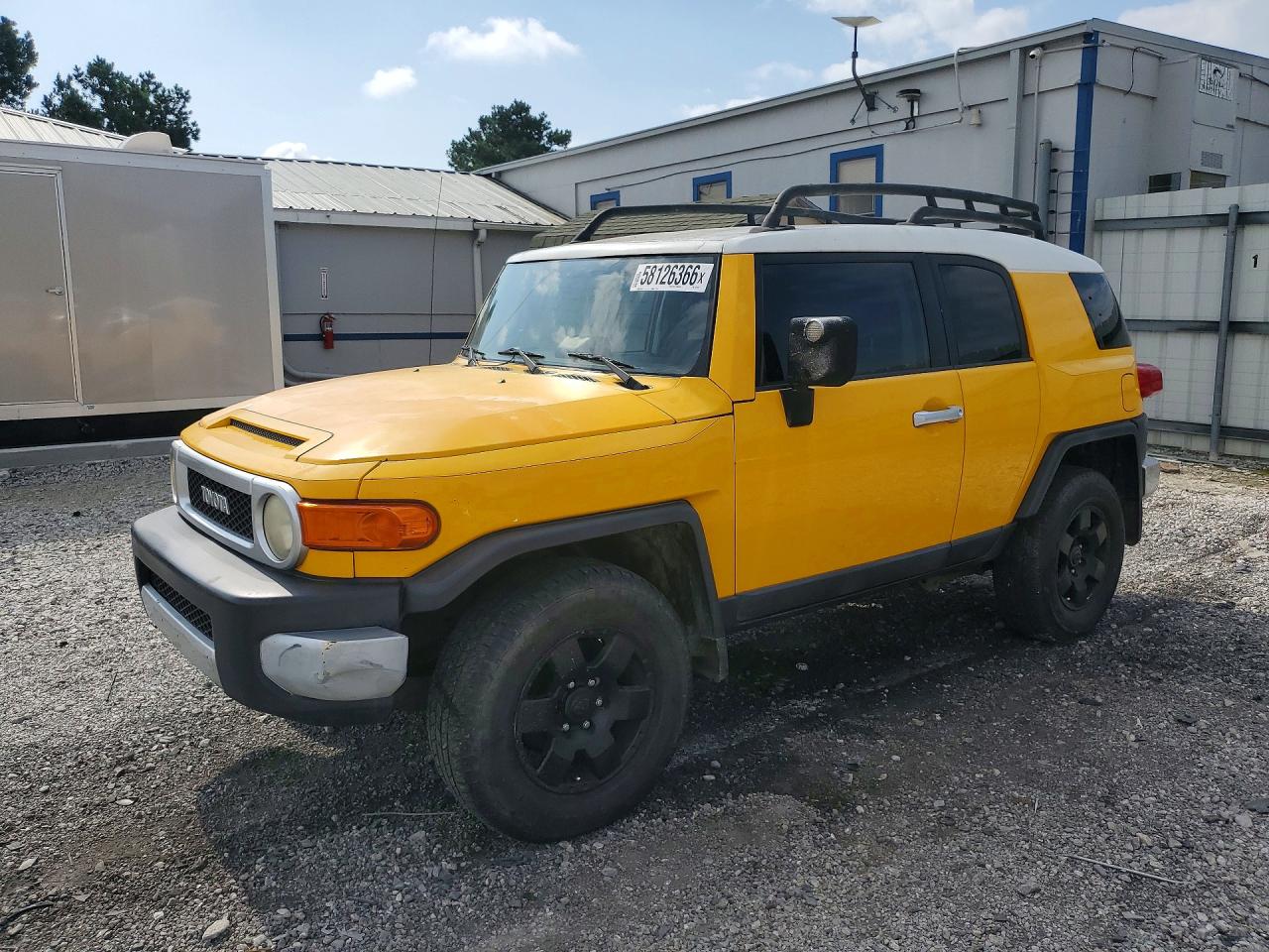 2007 Toyota FJ Cruiser, VIN JTEBU11F570101370 — Front end