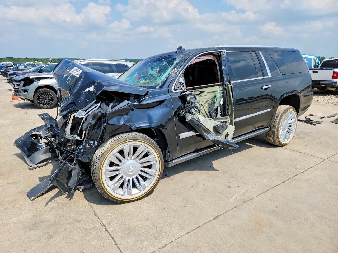 2015 Cadillac Escalade ESV Platinum, VIN 1GYS4UKJ4FR634131 — Front end