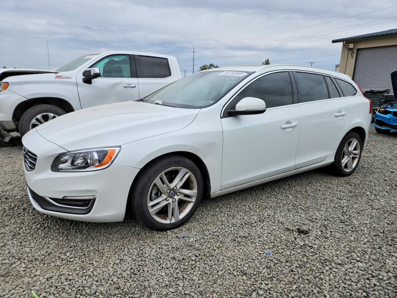 2015 Volvo V60 T5 Drive-E Premier, VIN YV140MEK7F1258712 — Front end