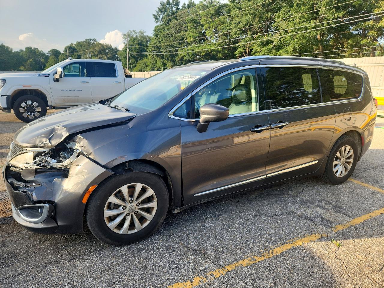 2019 Chrysler Pacifica Touring L, VIN 2C4RC1BG3KR650867 — Перед