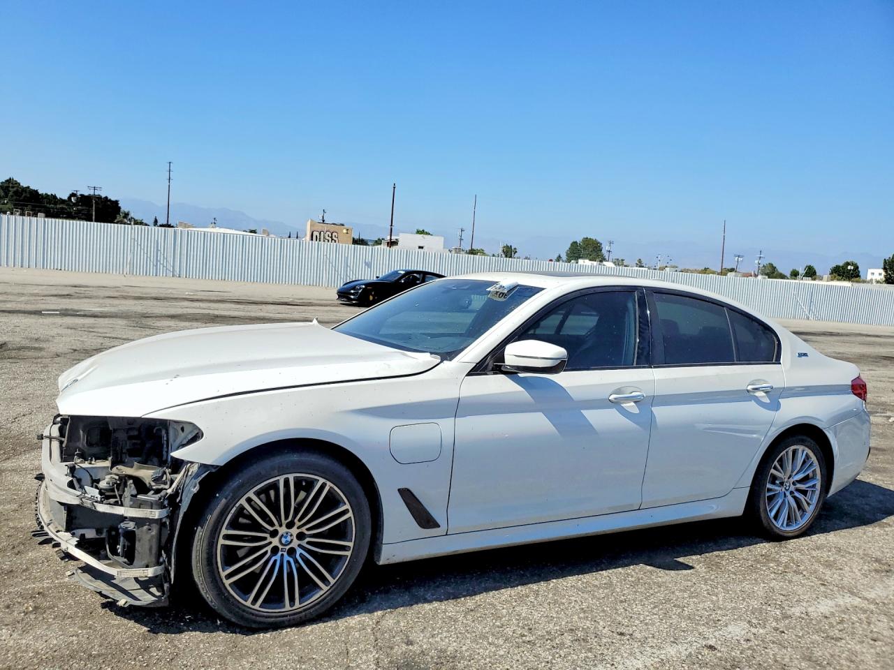 2018 BMW 5 Series 530e, VIN WBAJA9C57JB032668 — Front end