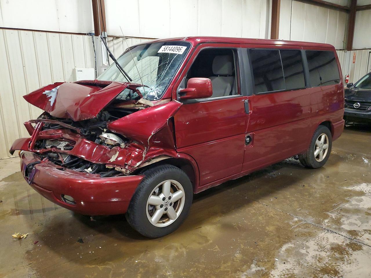 2003 Volkswagen EuroVan MV, VIN WV2MB47043H025192 — Front end