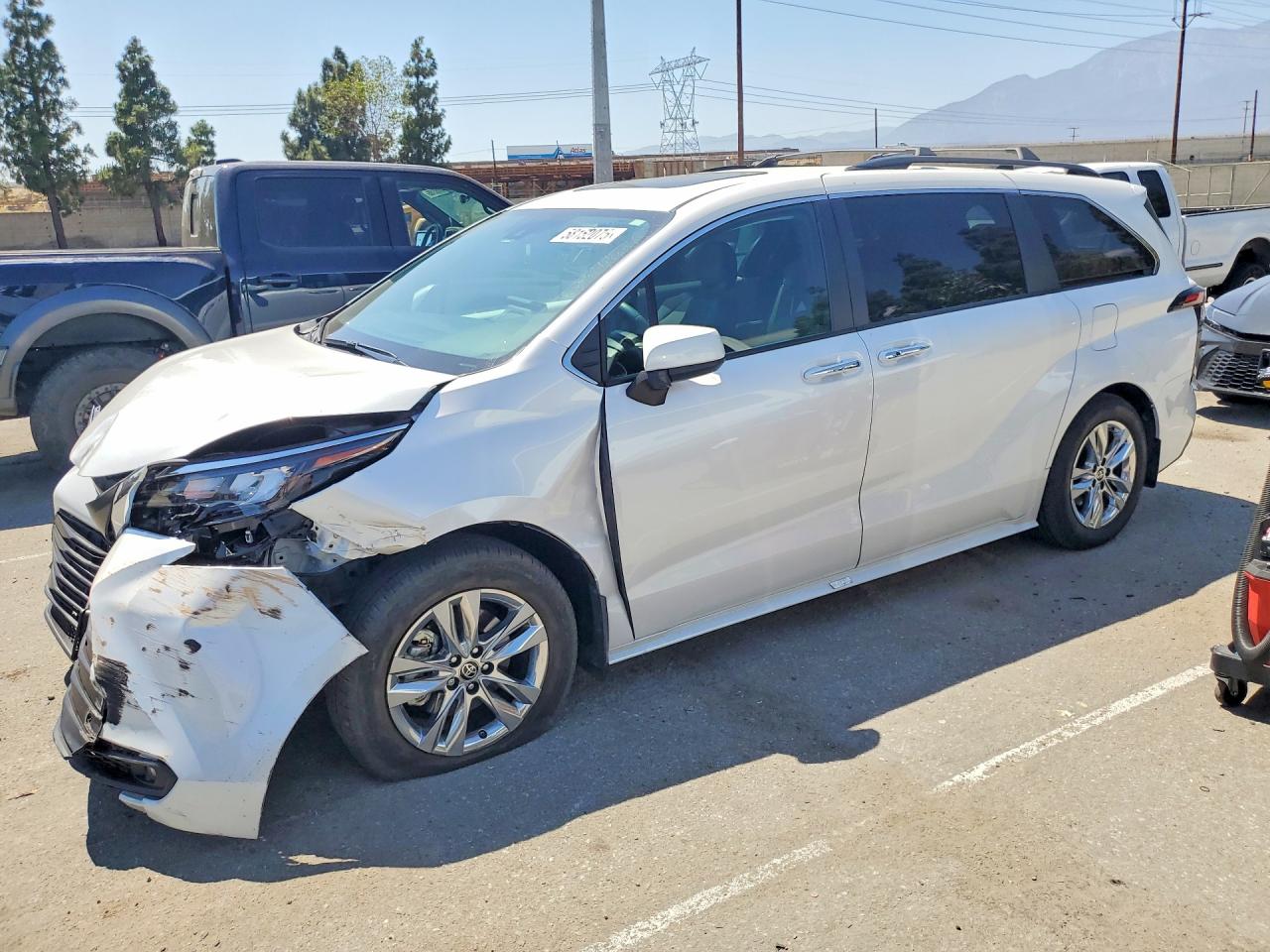 2025 Toyota Sienna XLE, VIN 5TDJRKEC6SS236550 — Перед