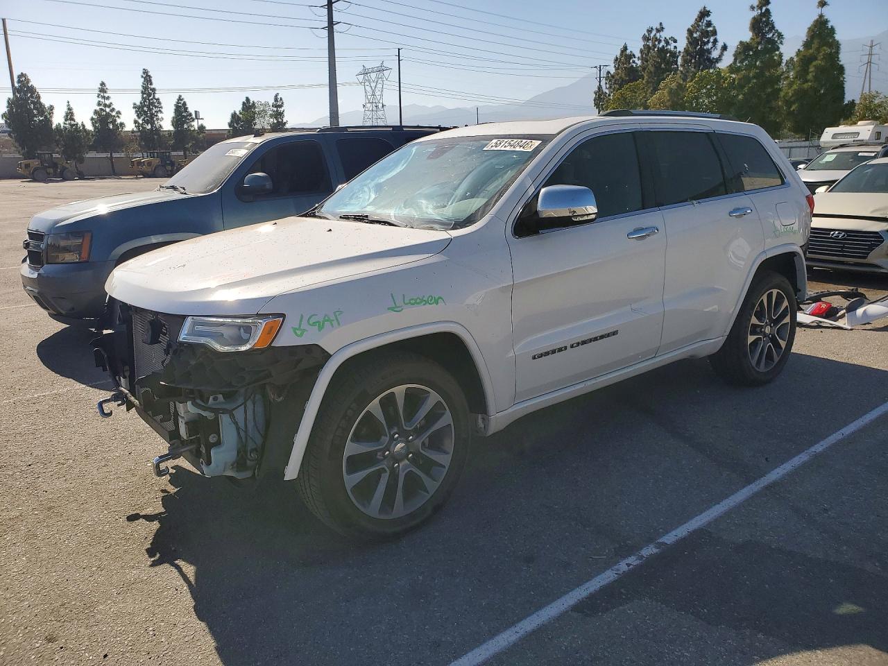 2017 Jeep Grand Cherokee Overland, VIN 1C4RJECG9HC868762 — Перед