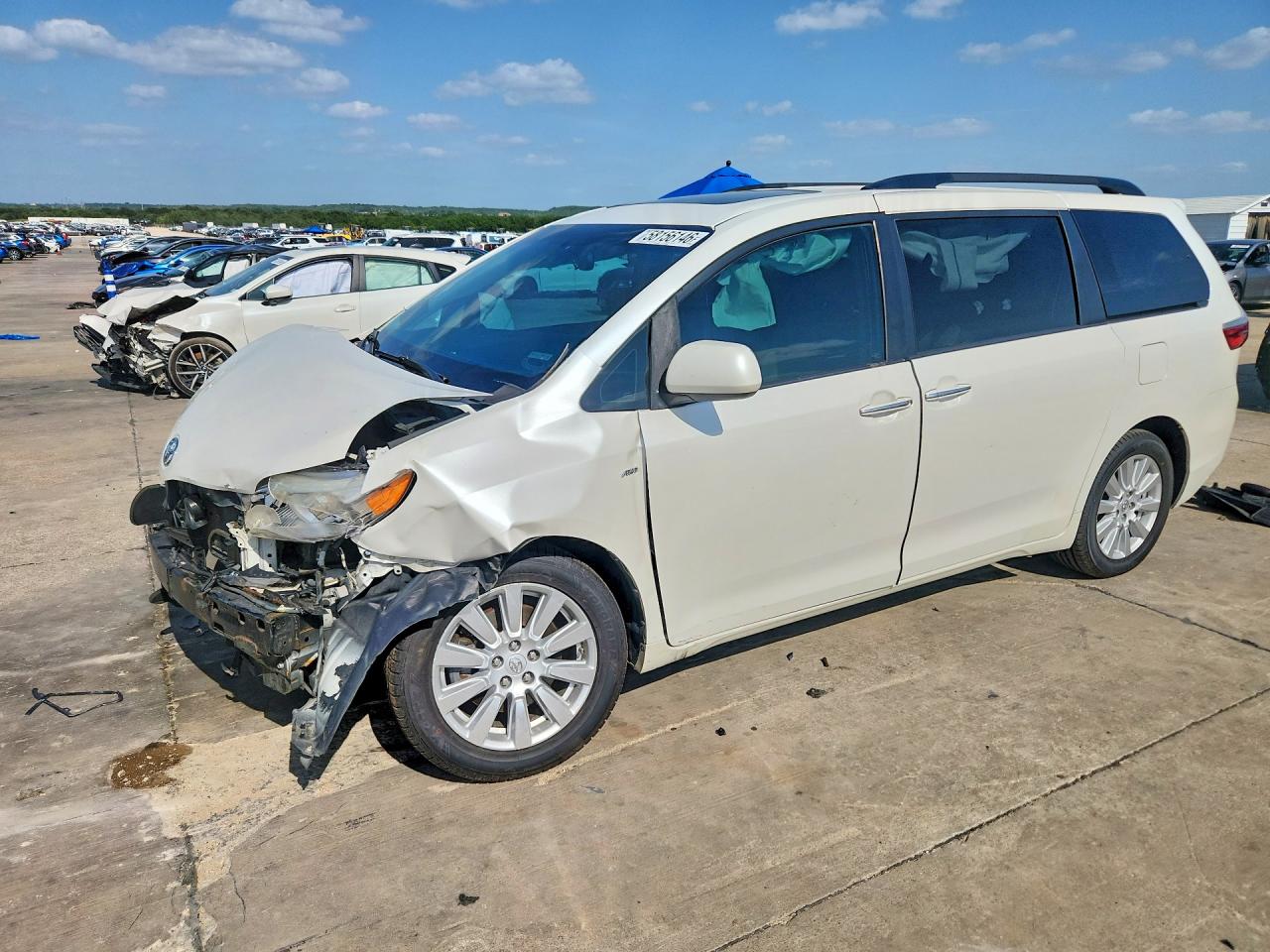 2017 Toyota Sienna XLE, VIN 5TDDZ3DC6HS160034 — Front end