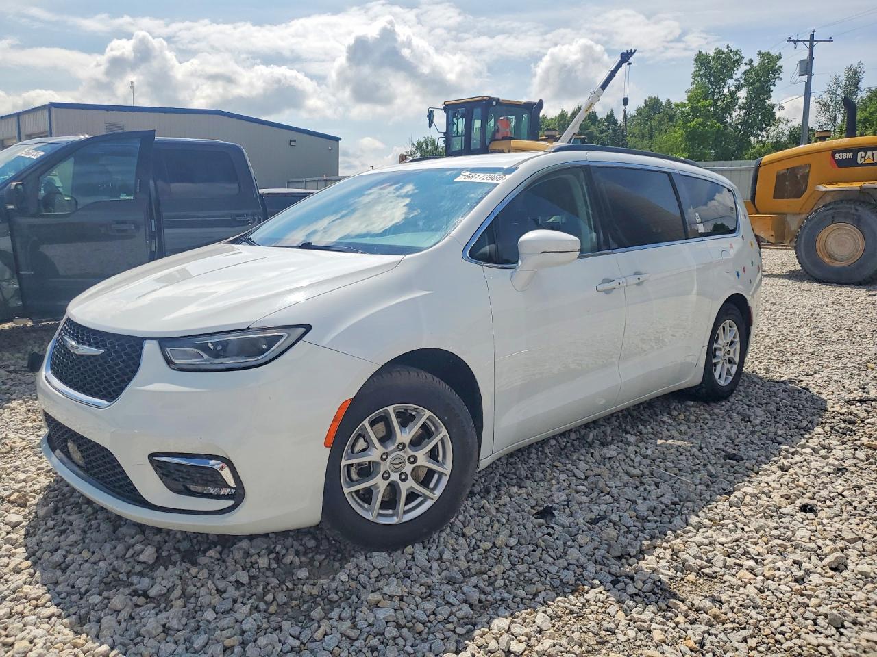 2022 Chrysler Pacifica Touring L, VIN 2C4RC1BG7NR109230 — Бок