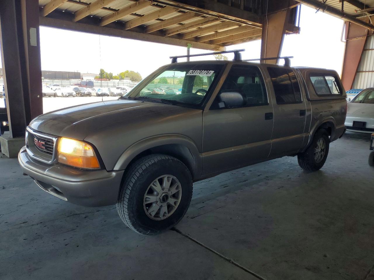 2002 GMC Sonoma SLS, VIN 1GTDT13W32K208282 — Minor dents and scratches
