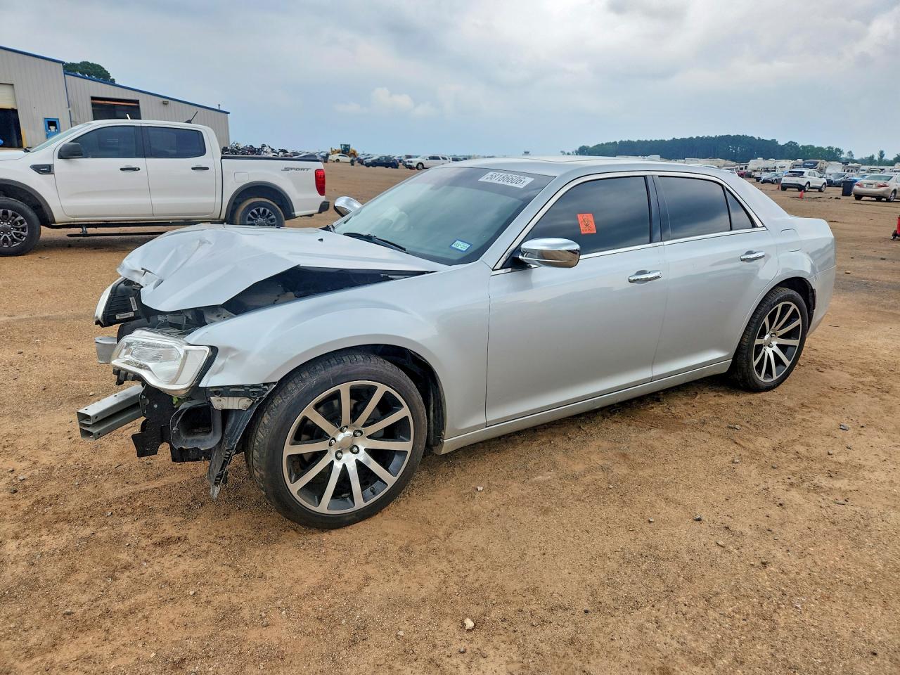 2020 Chrysler 300 Limited, VIN 2C3CCAEG5LH102835 — Перед
