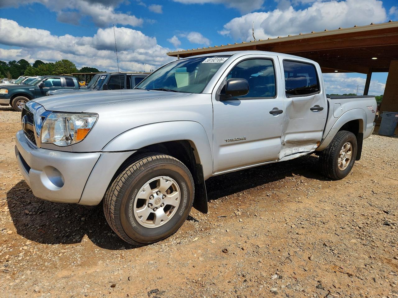 2011 Toyota Tacoma, VIN 3TMLU4EN5BM057646 — Бок