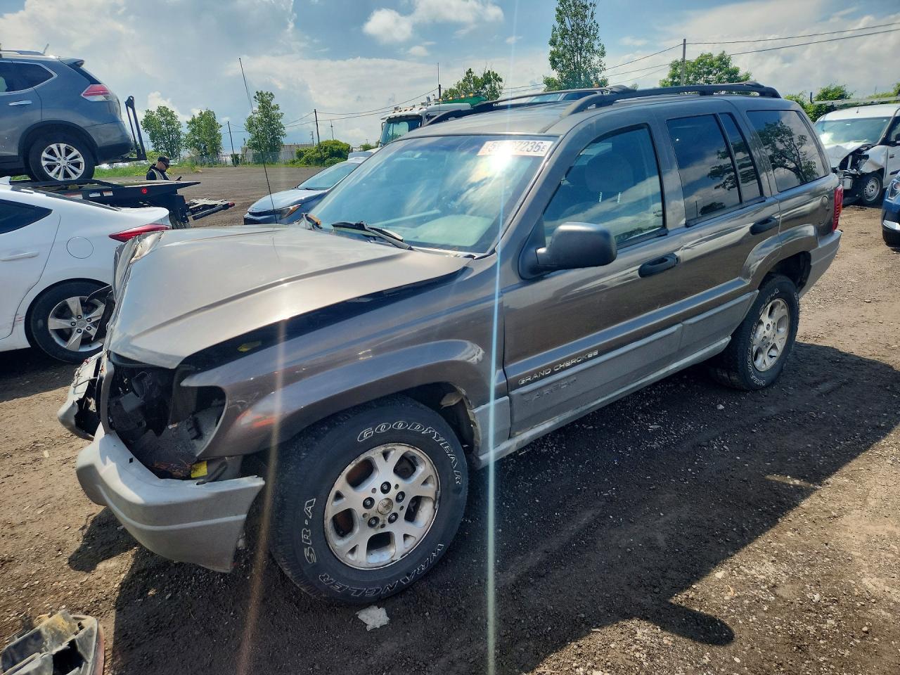 2000 Jeep Grand Cherokee Laredo, VIN 1J4GW48S2YC138993 — Front end