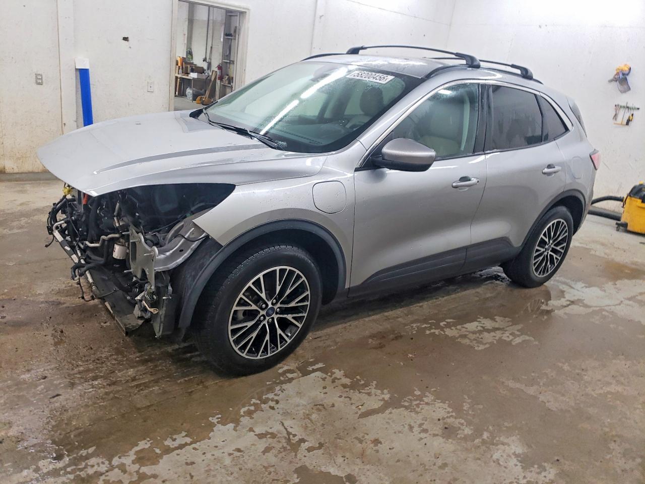 2022 Ford Escape SEL Plug-In Hybrid, VIN 1FMCU0KZ1NUA18273 — Перед