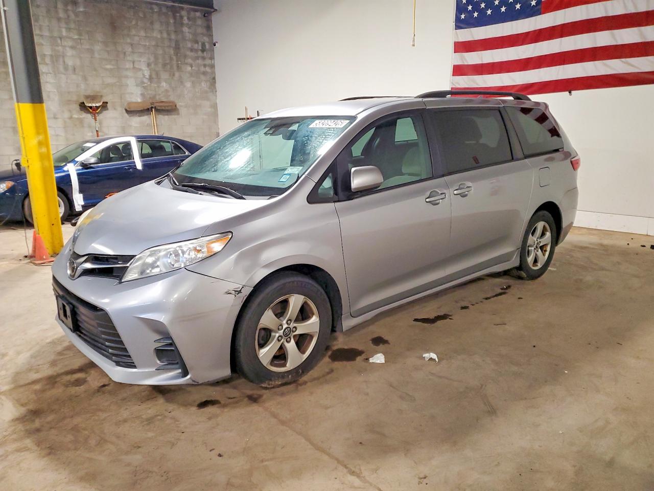 2018 Toyota Sienna LE, VIN 5TDKZ3DC0JS933562 — Side