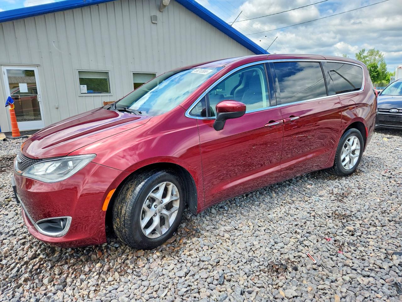 2017 Chrysler Pacifica Touring L, VIN 2C4RC1BG1HR768554 — Front end