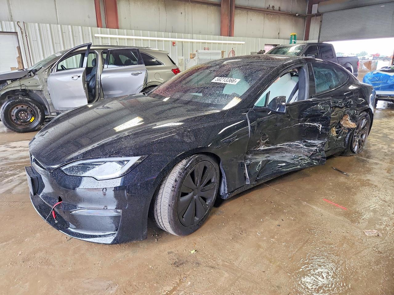 2024 Tesla Model S, VIN 5YJSA1E52RF543624 — Бок