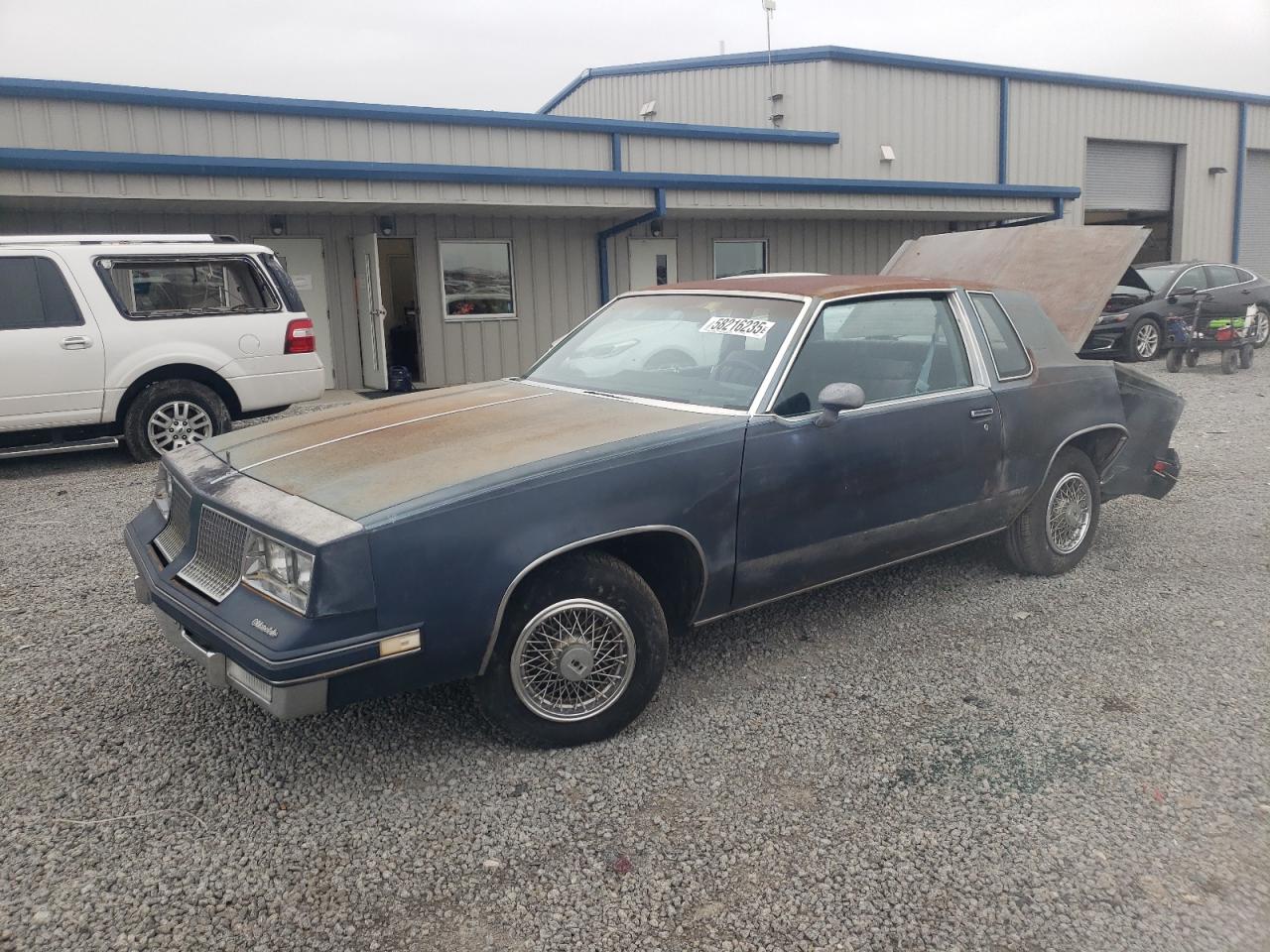 1983 Oldsmobile Cutlass Supreme, VIN 1G3AR47A1DM520447 — Зад