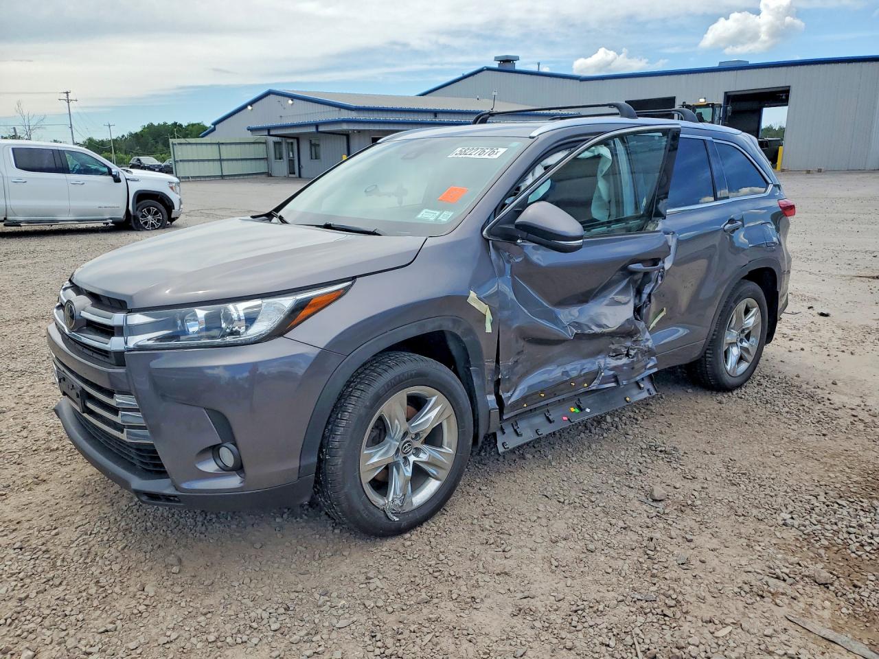 2018 Toyota Highlander Limited Platinum, VIN 5TDDZRFH8JS833214 — Side