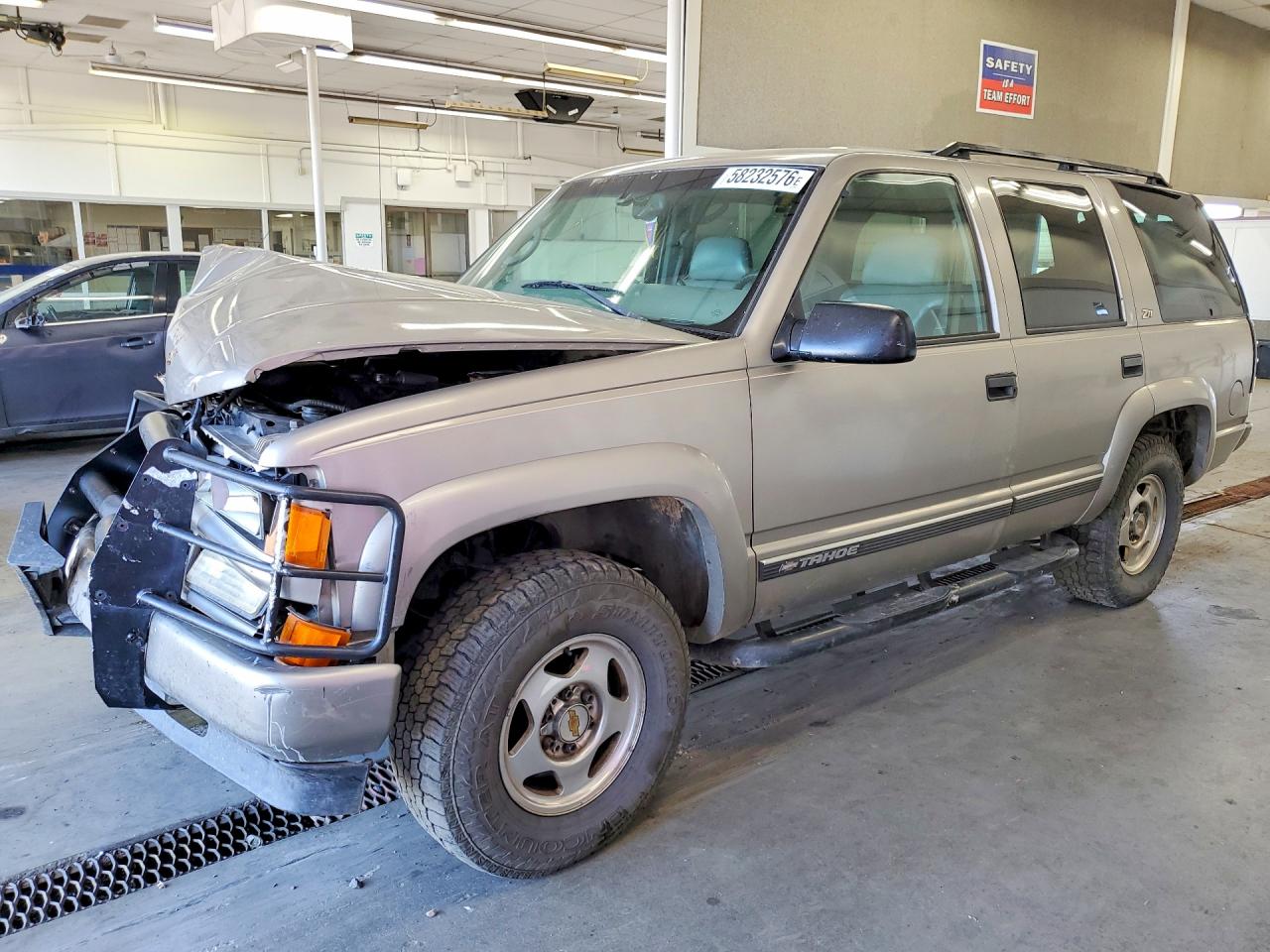 2000 Chevrolet Tahoe Z71, VIN 1GNEK13RXYR185303 — Front end
