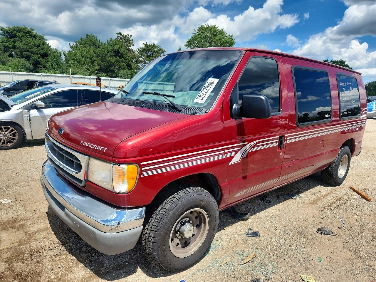 2001 Ford Econoline, VIN 1FDRE14251HA97477 — Front end