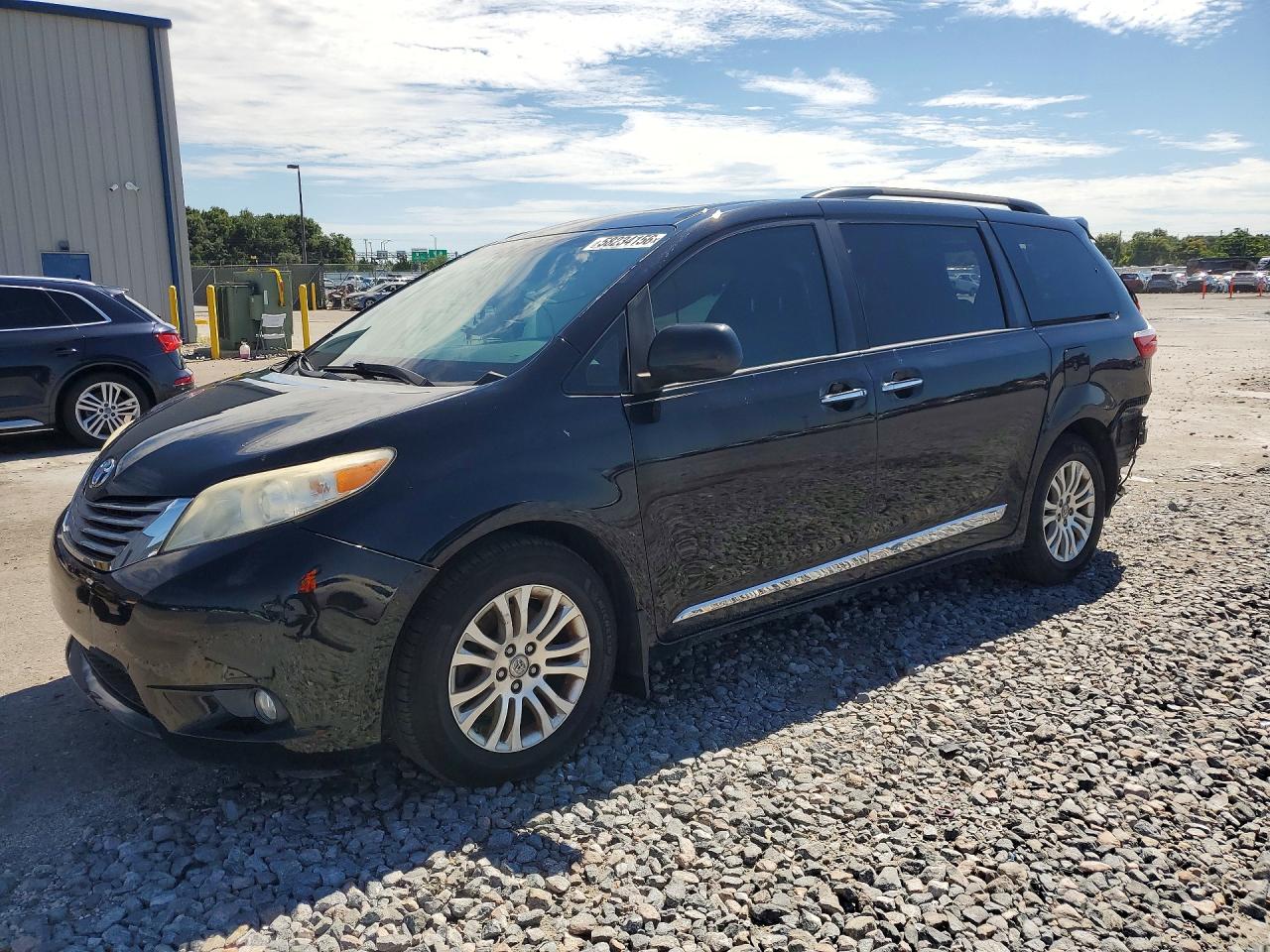 2017 Toyota Sienna XLE, VIN 5TDYZ3DC2HS835119 — Rear end
