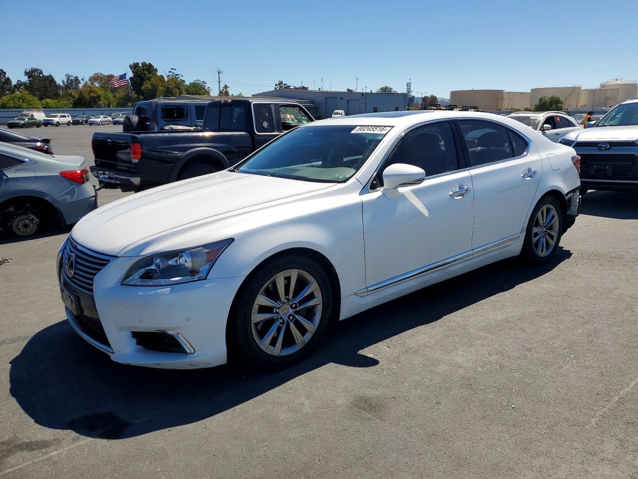 2015 Lexus LS 460, VIN JTHBL5EF1F5138277 — Rear end