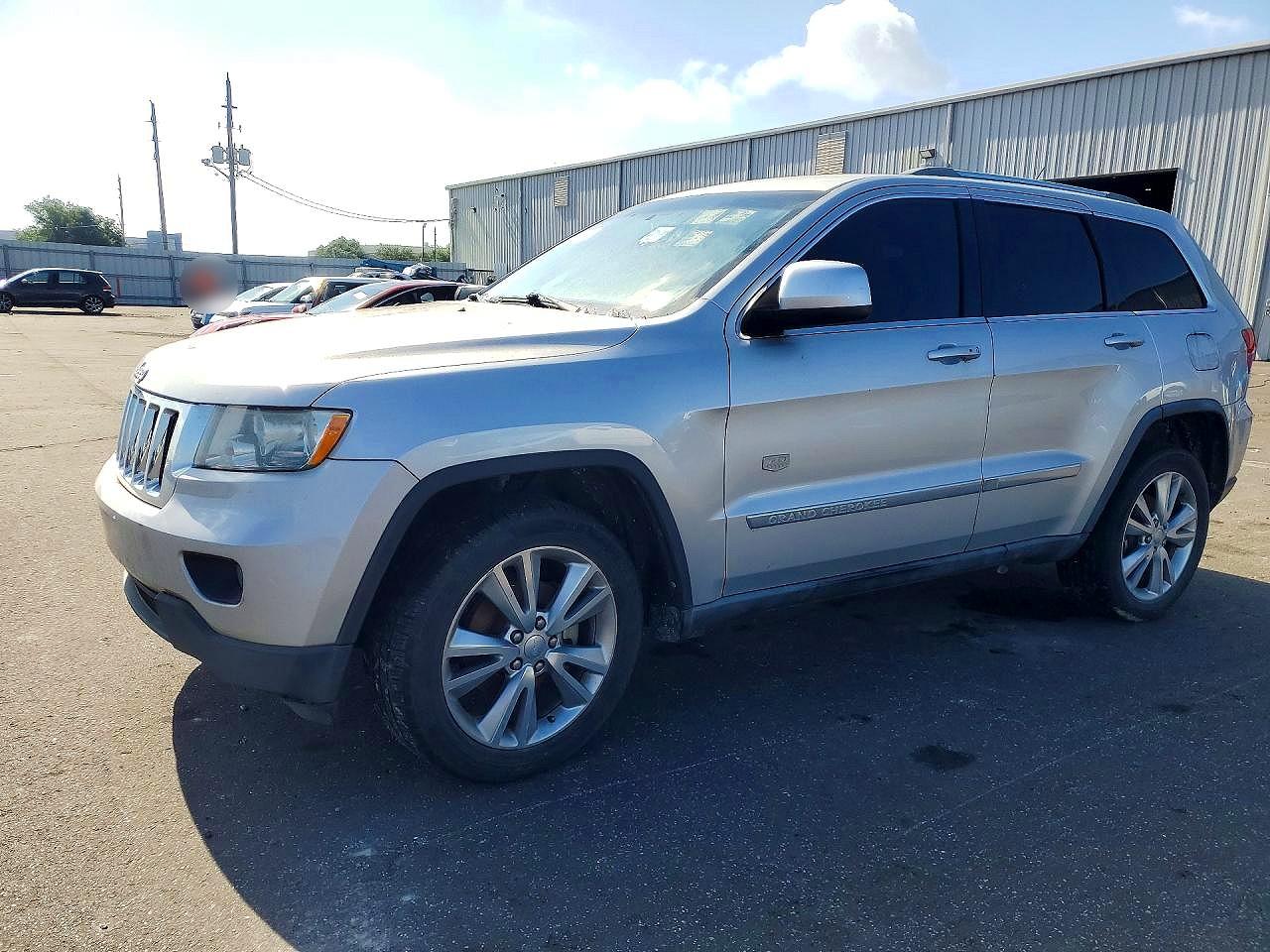 2011 Jeep Grand Cherokee Laredo, VIN 1J4RS4GG7BC646563 — Normal wear