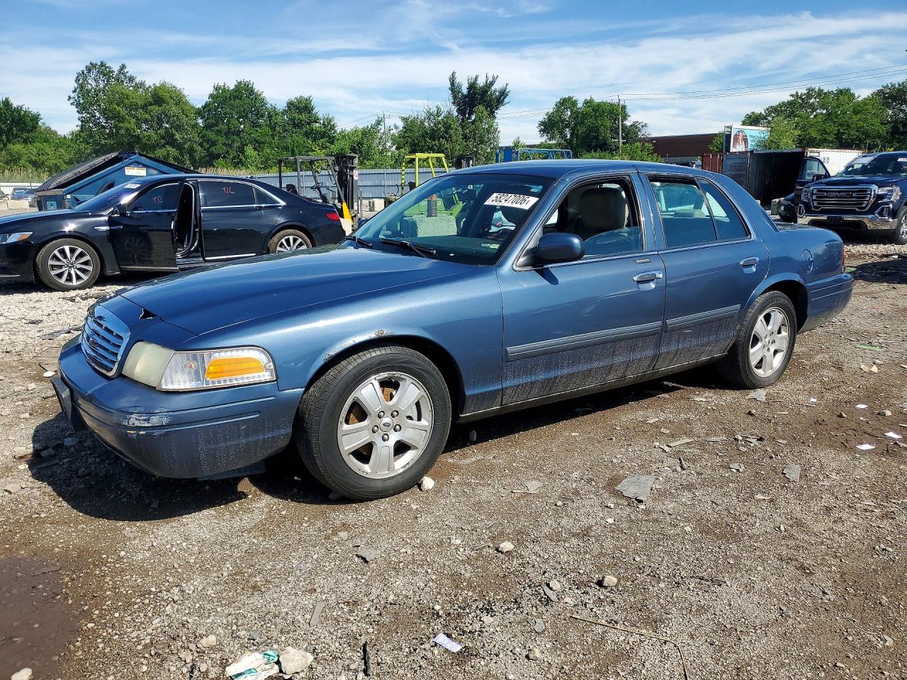 2011 Ford Crown Victoria LX, VIN 2FABP7EV5BX132537 — Minor dents and scratches