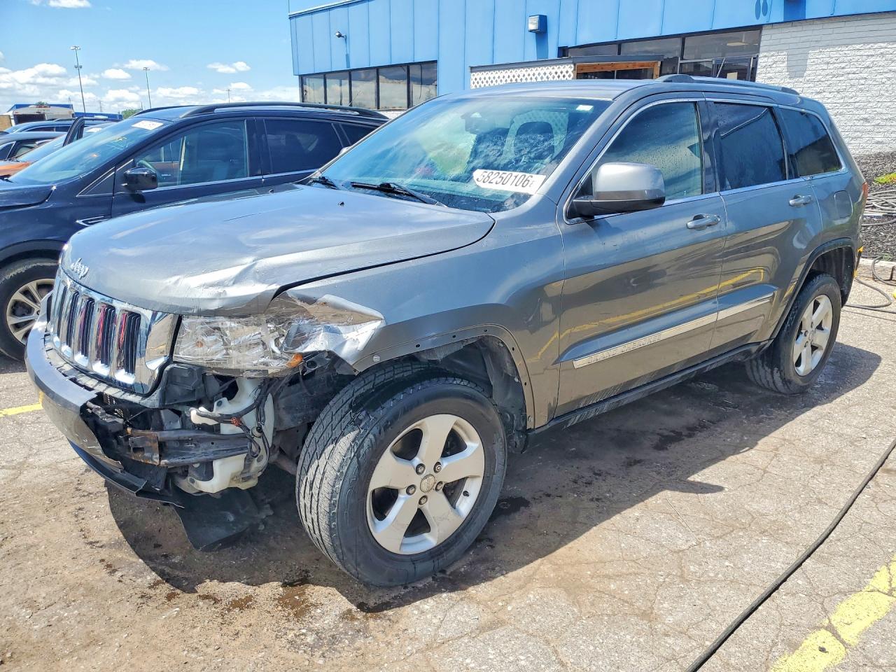2013 Jeep Grand Cherokee Laredo, VIN 1C4RJFAG2DC581217 — Front end
