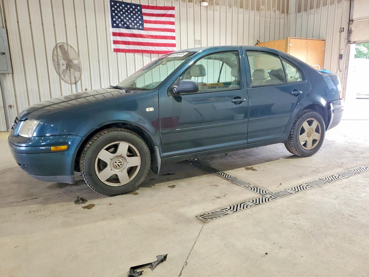 2001 Volkswagen Jetta, VIN 3VWST29M01M028605 — Зад