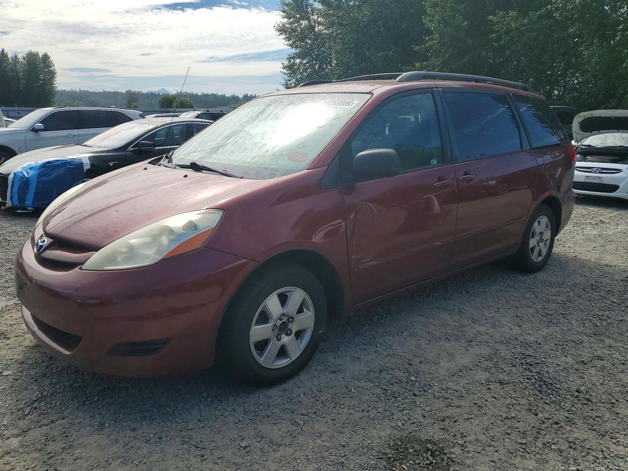 2007 Toyota Sienna LE, VIN 5TDZK23C97S028194 — Front end
