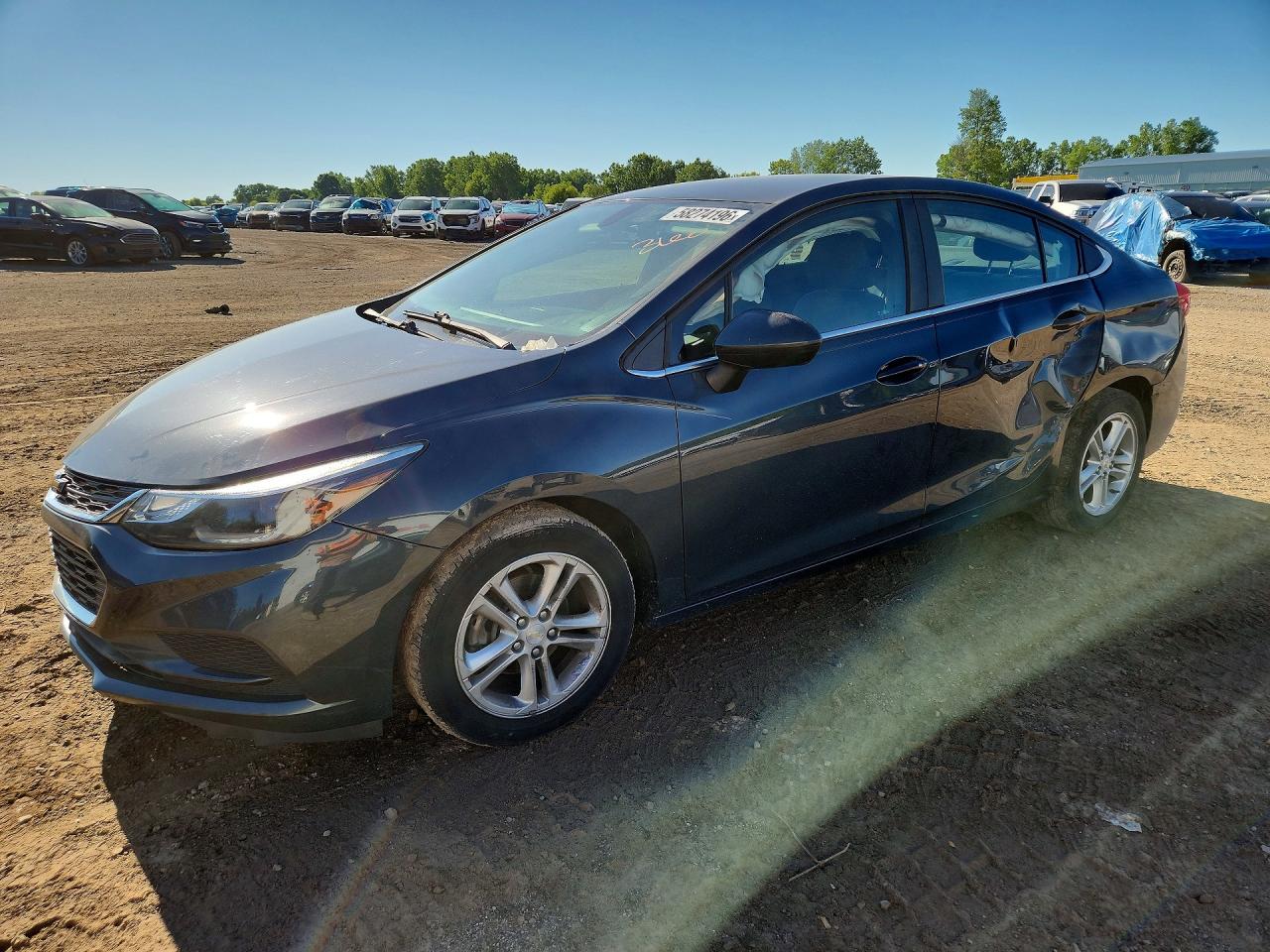 2018 Chevrolet Cruze LT, VIN 1G1BE5SM9J7106066 — Side