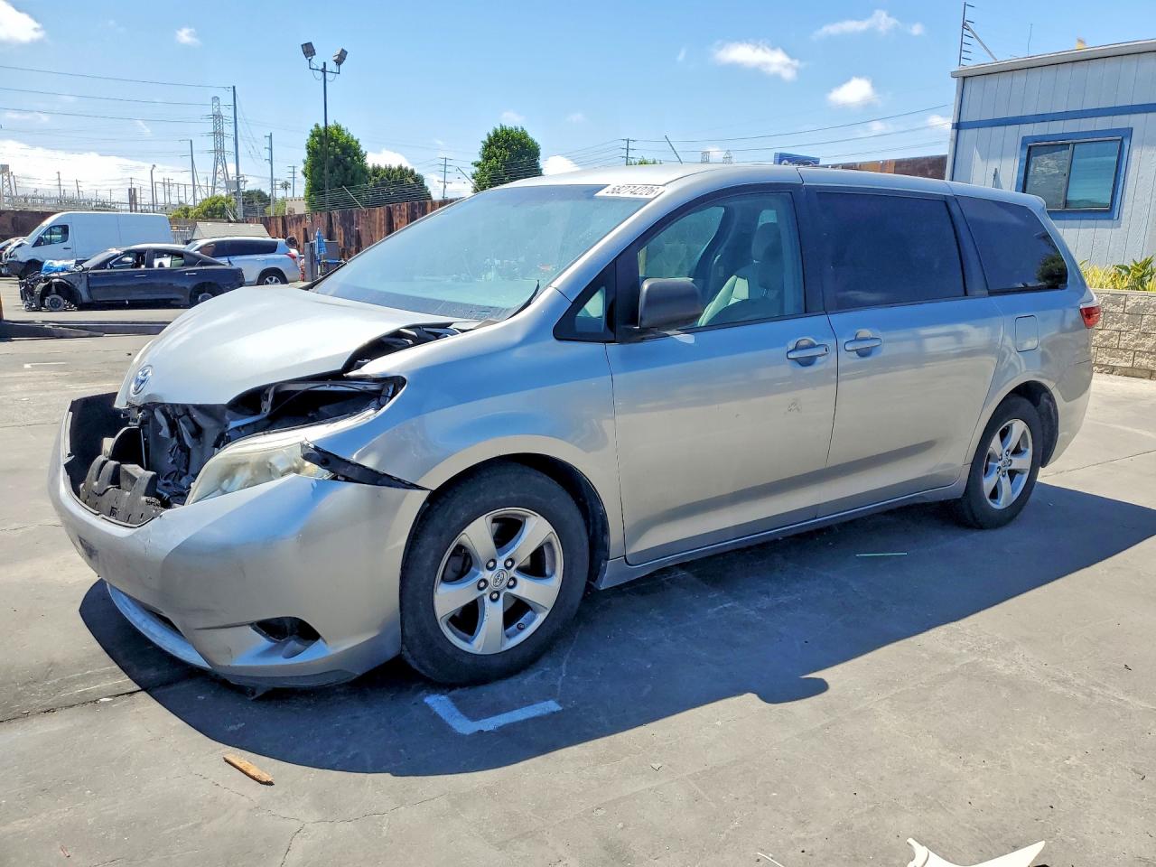 2015 Toyota Sienna L, VIN 5TDZK3DC7FS636007 — Front end