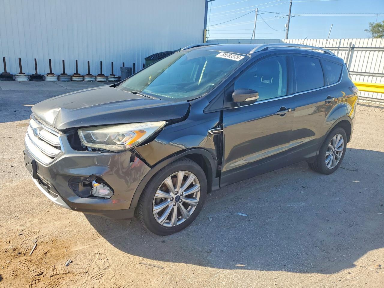2017 Ford Escape Titanium, VIN 1FMCU0J99HUD87050 — Перед