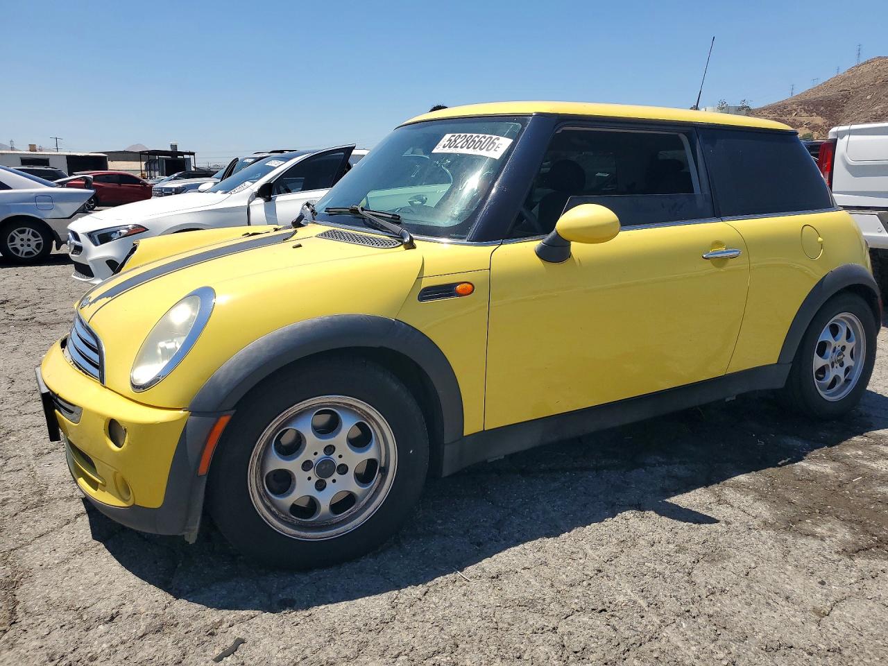2005 MINI Hardtop, VIN WMWRC33485TJ66798 — Перед