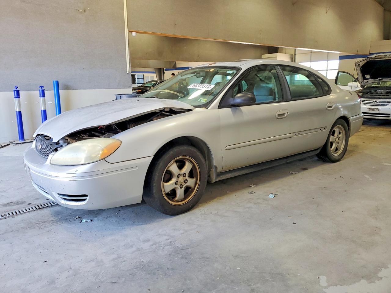 2005 Ford Taurus SE, VIN 1FAFP53225A151431 — Перед