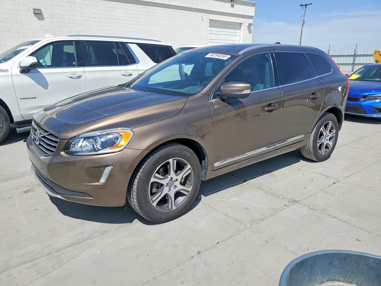 2015 Volvo XC60 T6 Drive-E Platinum, VIN YV449MDM0F2670881 — Front end