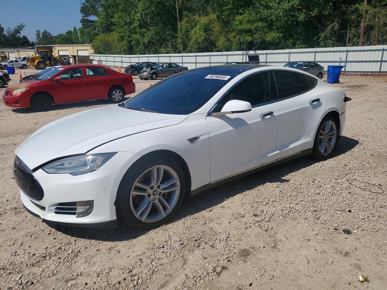 2013 Tesla Model S, VIN 5YJSA1AC0DFP10947 — Side