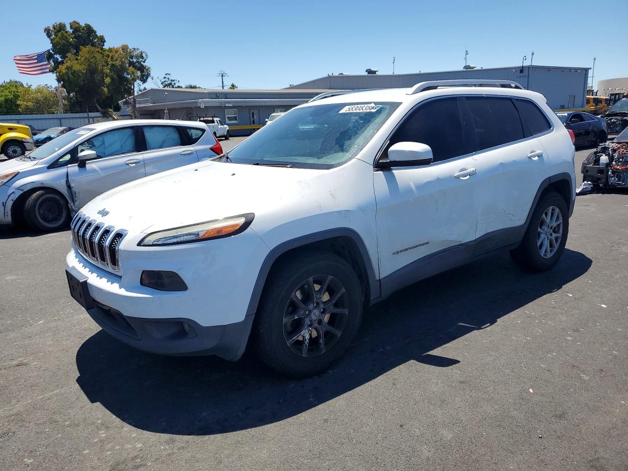 2015 Jeep Cherokee Latitude, VIN 1C4PJMCS4FW600137 — Бок