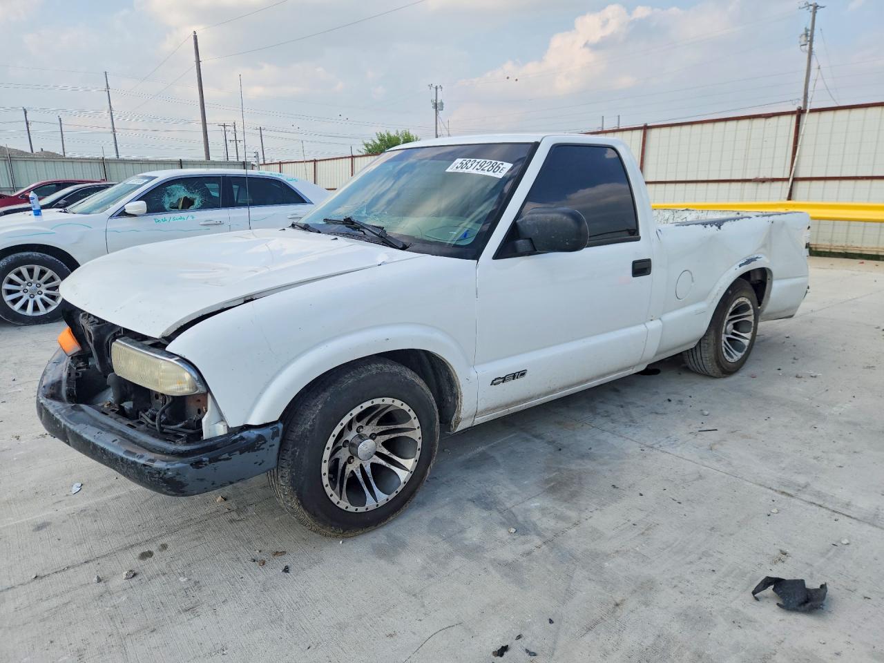 2000 Chevrolet S-10, VIN 1GCCS145XY8272622 — Front end