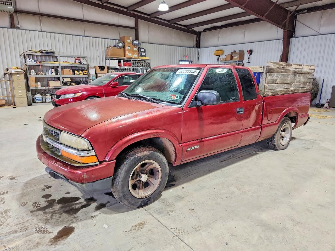 1998 Chevrolet S-10 LS, VIN 1GCCS1942WK259377 — Side
