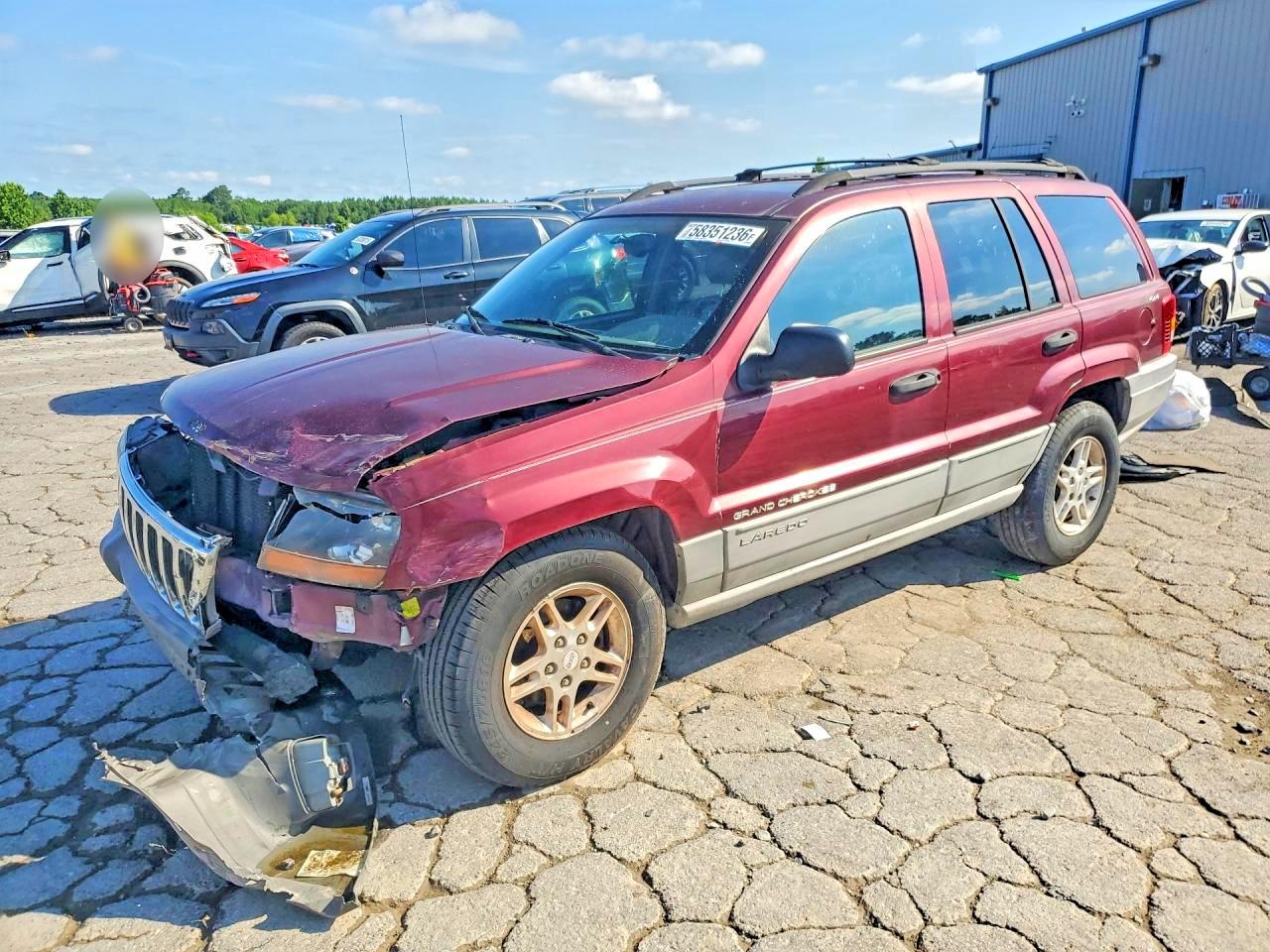 2000 Jeep Grand Cherokee Laredo, VIN 1J4GW48S6YC199067 — Front end