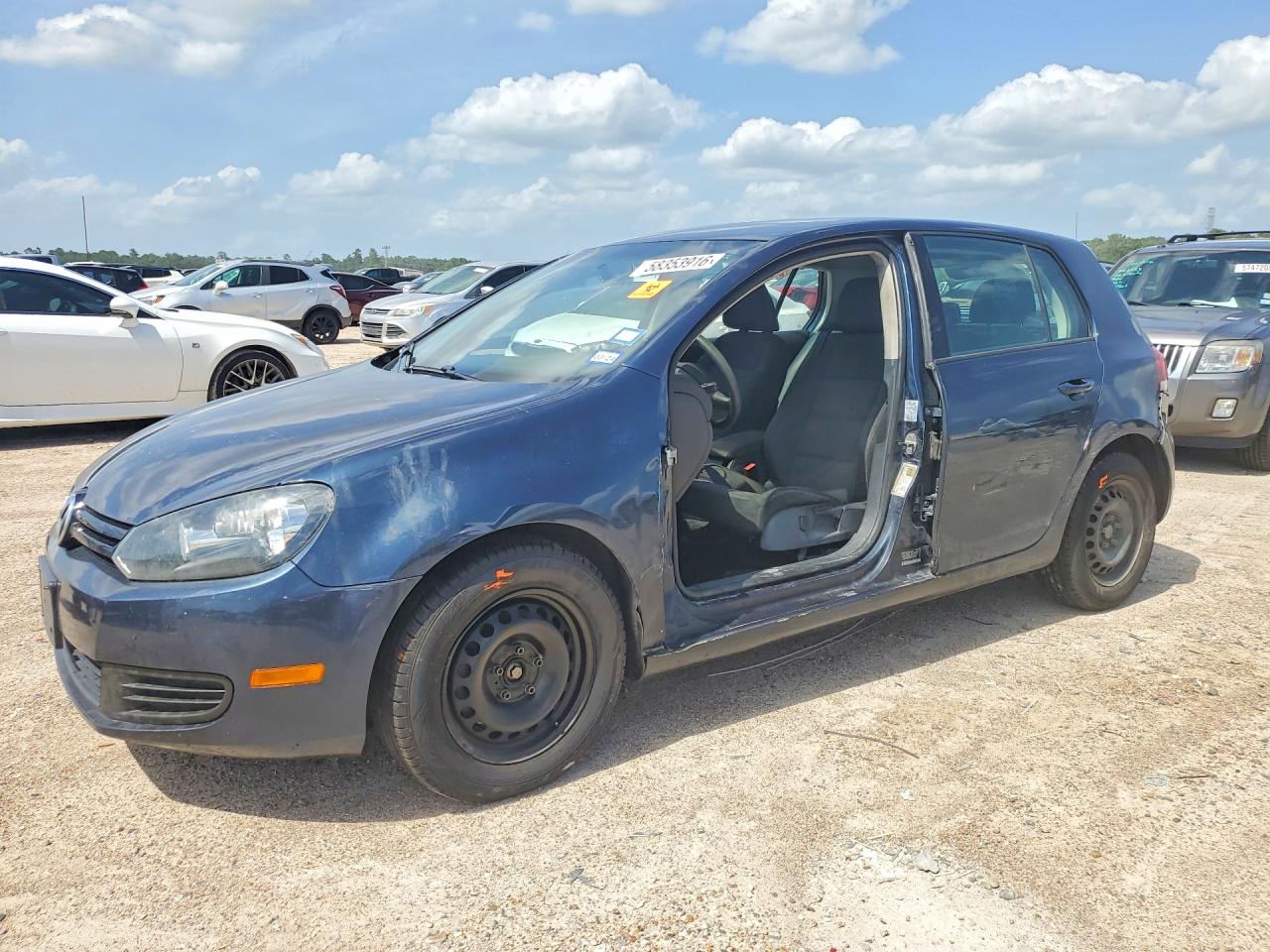 2013 Volkswagen Golf, VIN WVWDB7AJ2DW027148 — Side