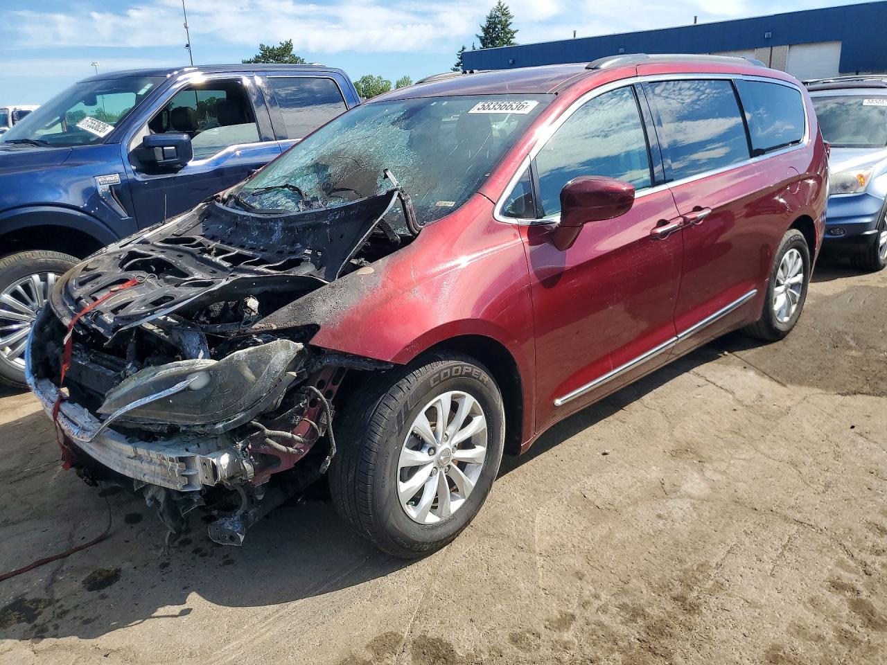 2017 Chrysler Pacifica Touring L, VIN 2C4RC1BG0HR623070 — Engine fire