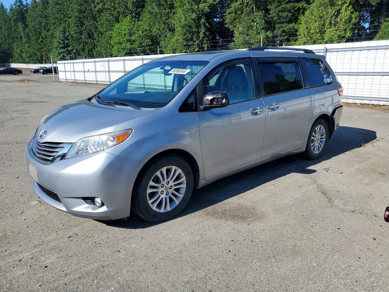 2015 Toyota Sienna XLE, VIN 5TDYK3DC7FS632809 — Зад