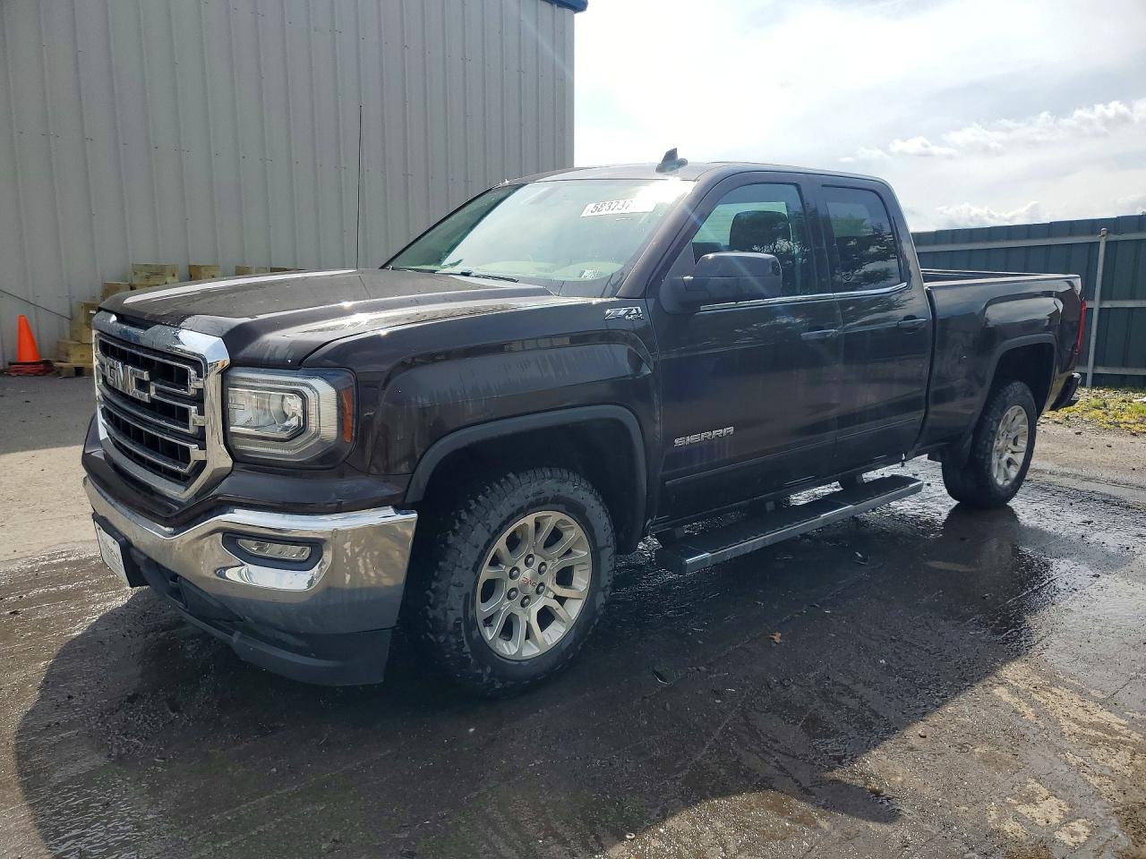 2018 GMC Sierra 1500 SLE, VIN 2GTV2MEC0J1112815 — Front end