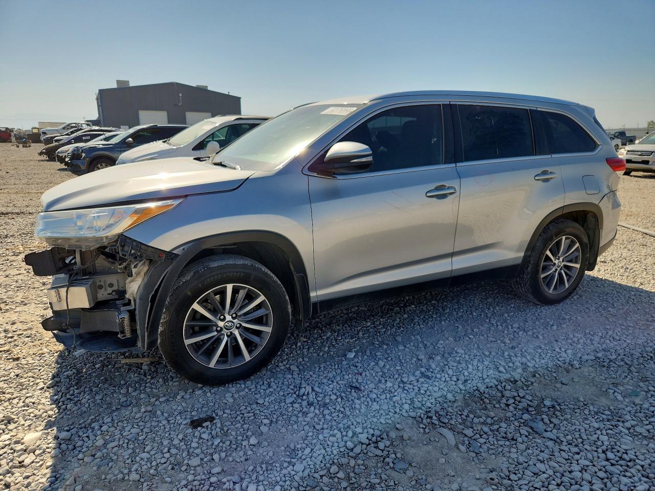 2019 Toyota Highlander XLE, VIN 5TDJZRFH3KS581957 — Front end