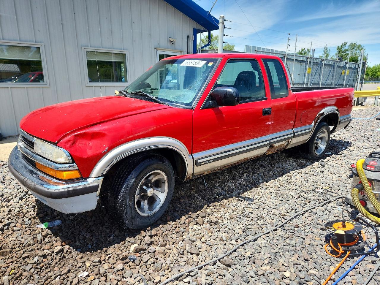 1999 Chevrolet S-10 LS, VIN 1GCCS1948X8163770 — Side