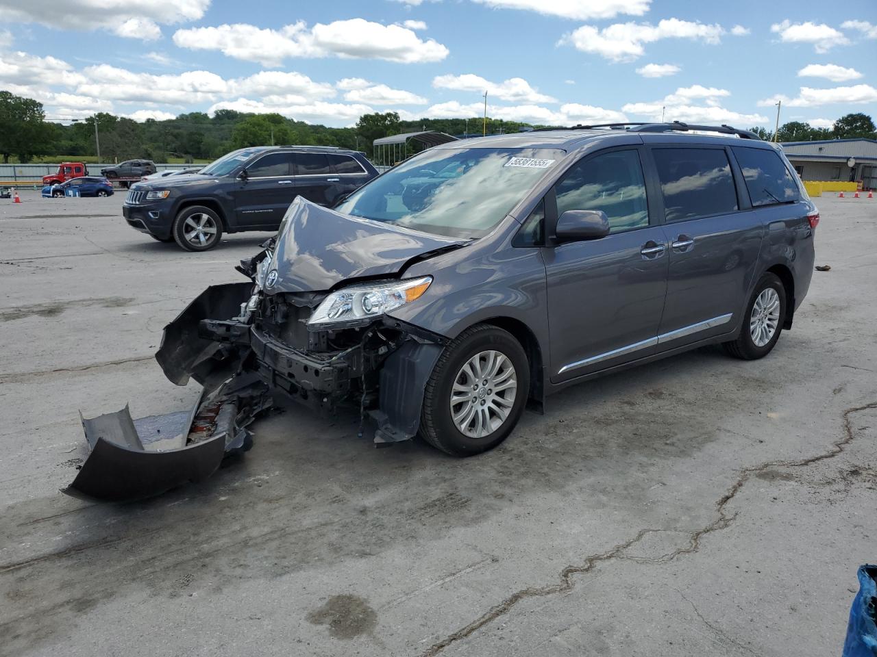 2017 Toyota Sienna XLE Auto Access Seat, VIN 5TDYZ3DC9HS826952 — Front end