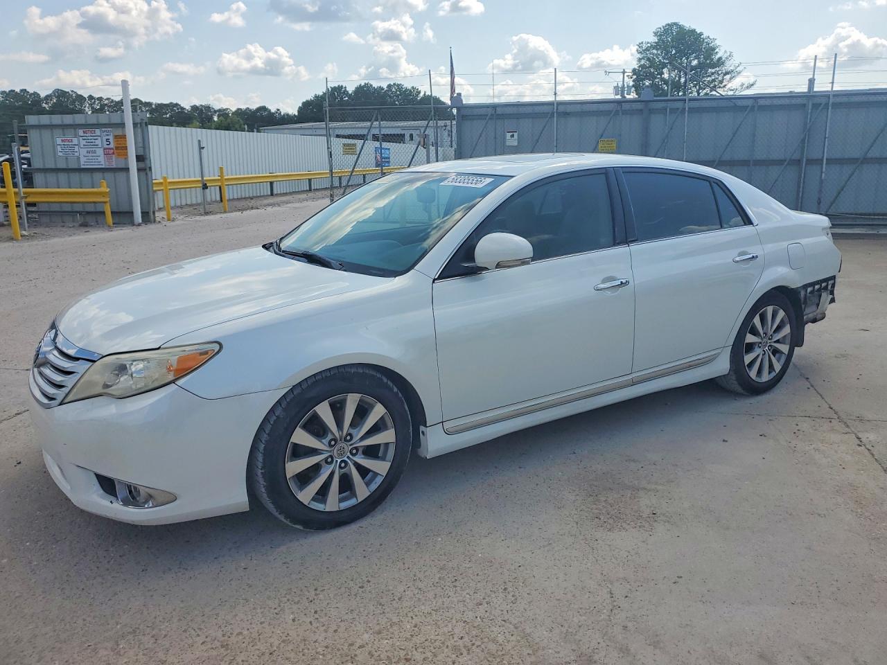 2011 Toyota Avalon Limited, VIN 4T1BK3DB2BU411939 — Rear end